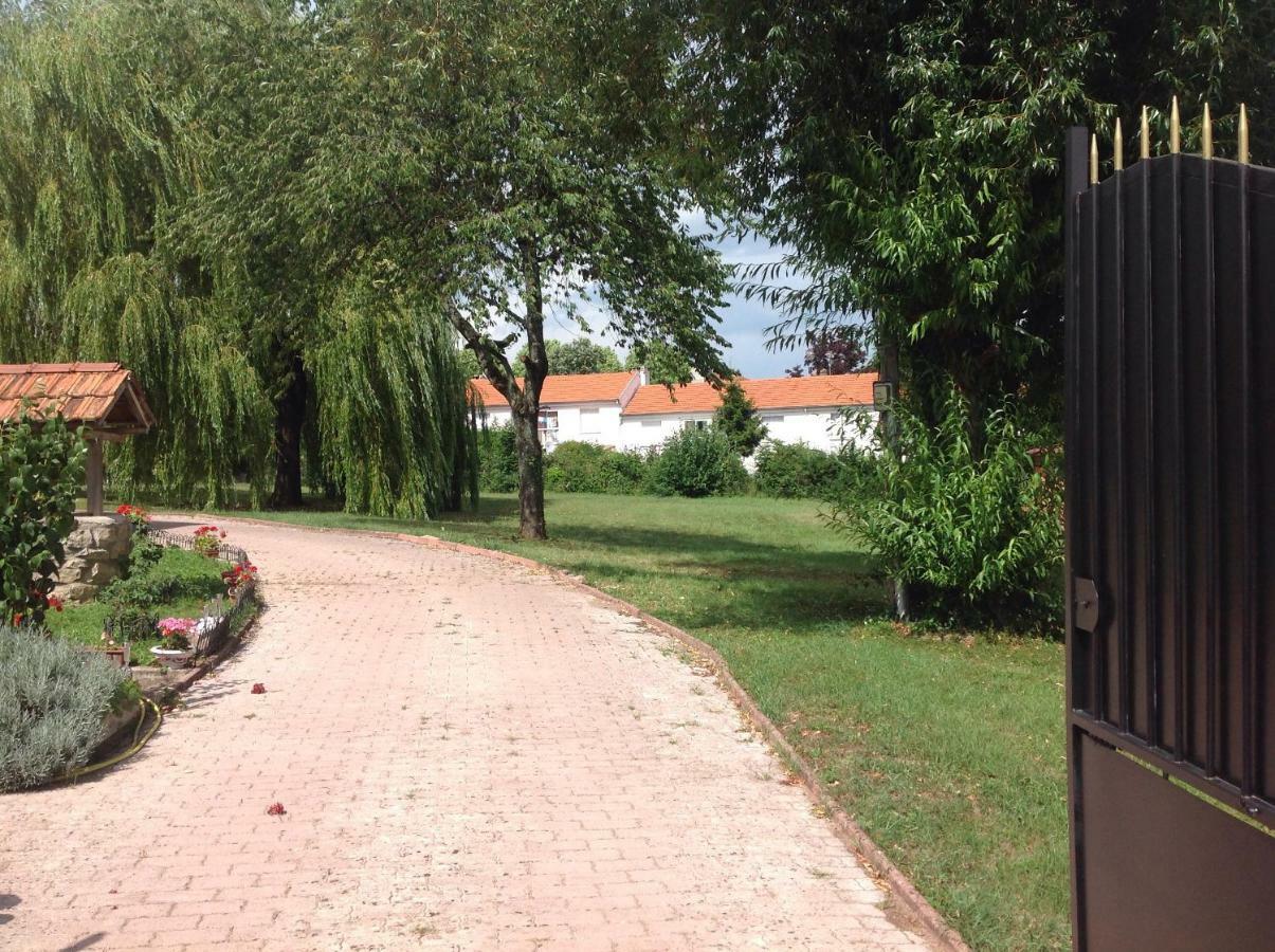 Bienvenue Chez Zina Hotel Vesoul Bagian luar foto