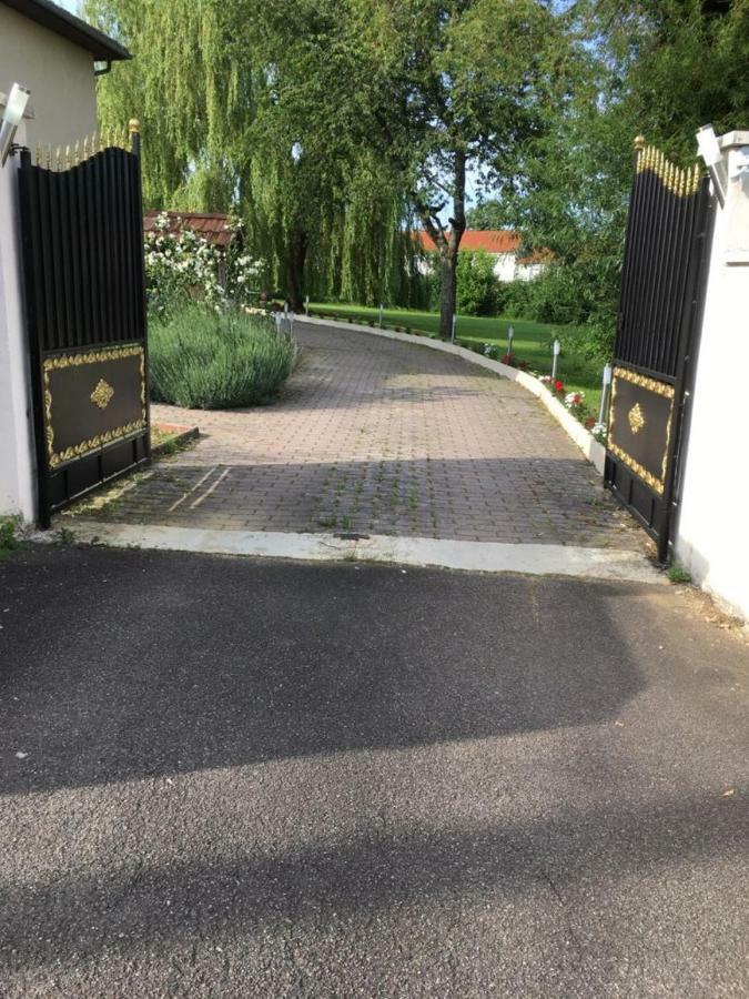 Bienvenue Chez Zina Hotel Vesoul Bagian luar foto
