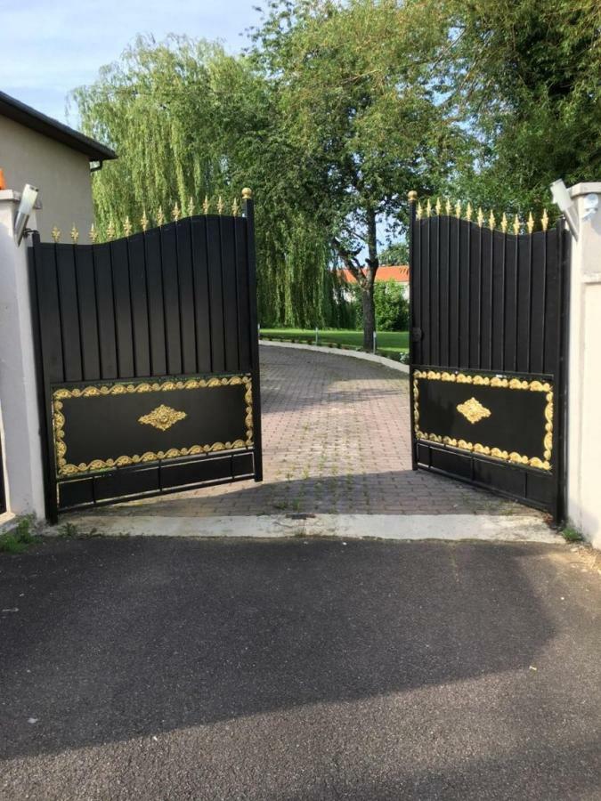 Bienvenue Chez Zina Hotel Vesoul Bagian luar foto